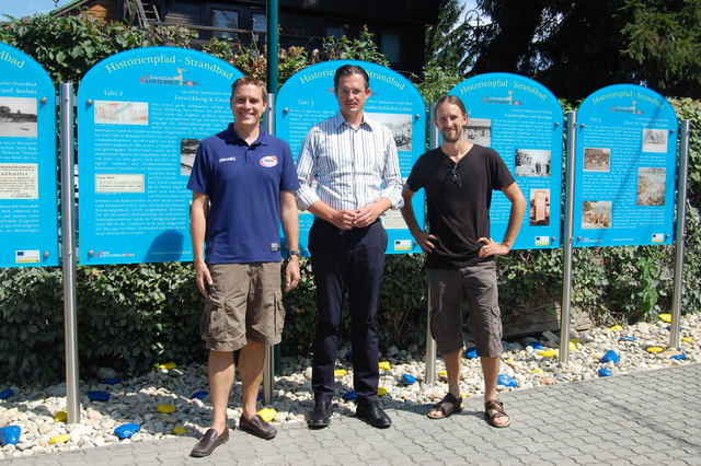 GR Christoph Kaufmann, Bürgermeister Stefan Schmuckenschlager und Andreas Fuchshuber vor den Tafel des Historienpfades.