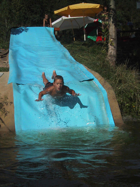 Auf der Wasserrutsche können sich die Kinder nach Herzenslust austoben.