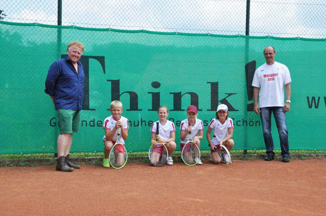 Karl Froschauer vom Think-Schuhwerk, die den Tennis-Nachwuchs als Sponsor unterstützen, sowie Obmann Harald Furthner mit den jungen Sportlern.