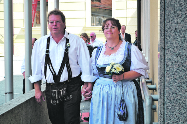 Geschäftsführer Johannes Opetnik mit seiner Gattin Karin, natürlich in Tracht