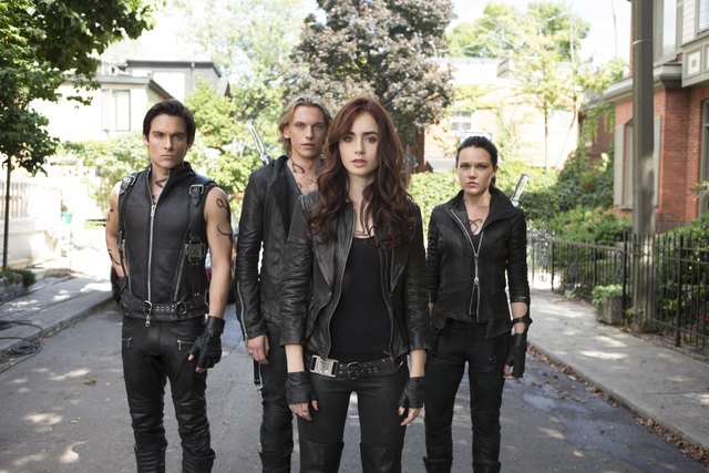 Clary (Lily Collins) mit den Schattenkriegern Alec (Kevon Zegers), Jace (Jamie Campbell Bower) und Isabelle (Jemima West).
