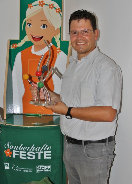 Obmann Günter Trettenhahn mit der Landesauszeichnung "Müllo-Meter".