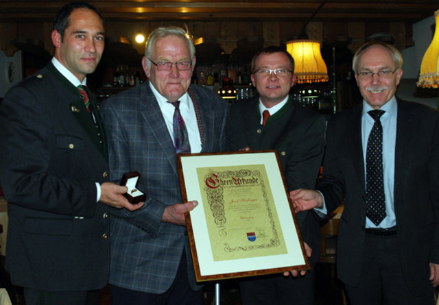 Altbürgermeister Josef Haslinger (2.v.l.) erhielt von der Gemeinde den Ehrenring.