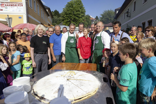 Der Rahmdalken konnte nur kurz bewundert werden, denn die Zuseher verspeisten die Süßspeise blitzschnell.