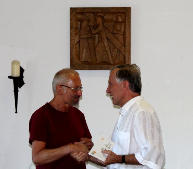 Dechant Friedrich Lenhart (li.) aus Ternberg dankt Stanislaus Kedzior.