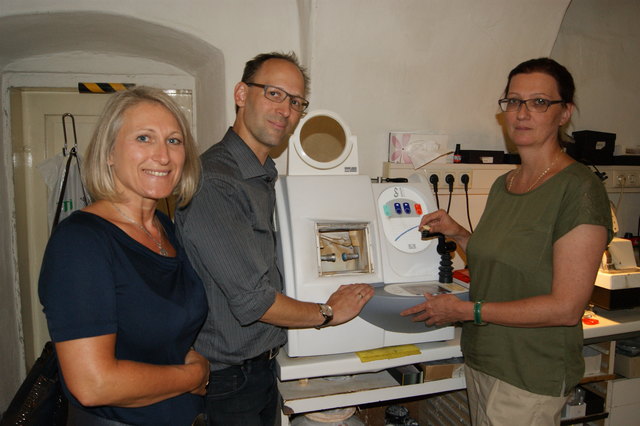 Sylvia Schörkhuber (li.), stv. AMS-Leiterin, mit Optiker Beatus Schmollgruber und Gesellin Ilse Eremionkhale.
