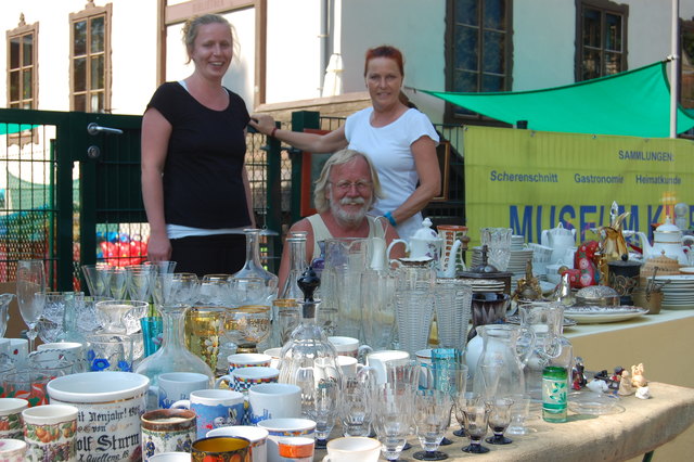 Iris, Jiri und Rita Juda bieten eine Vielzahl an Gläsern an