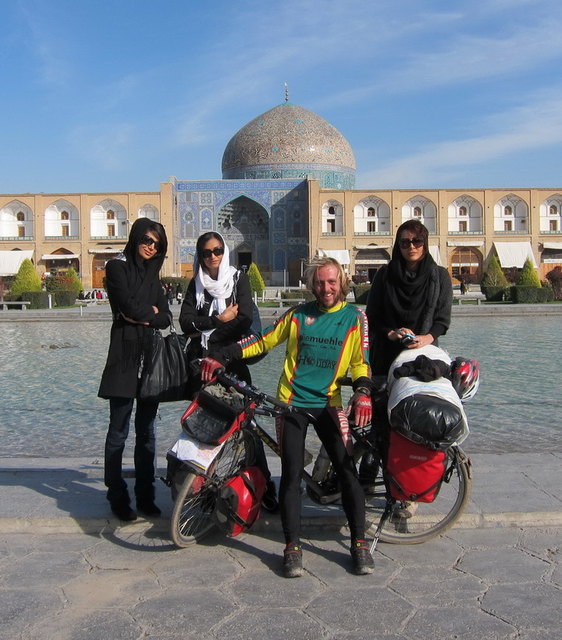 Fotoshooting vor einer imposanten Moschee in der 2-Millionen-Metropole Isfahan im Zentraliran.