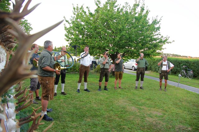 Die Jagdhornbläser spielen die "Ehrenfanfare"