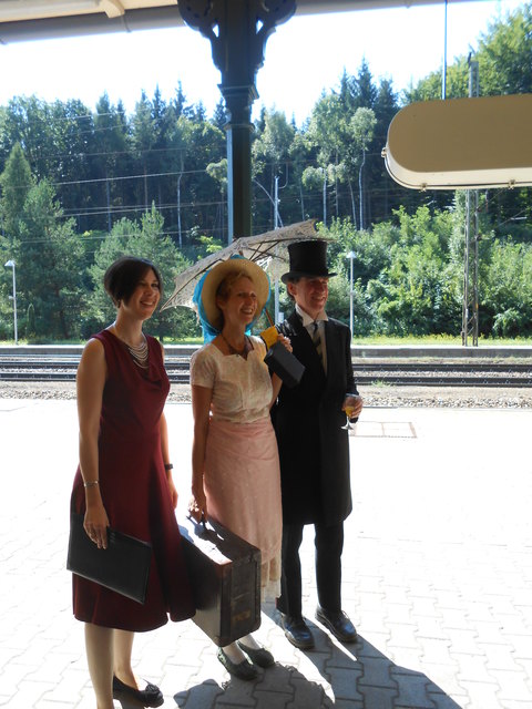 Rezitatorin Bettina Rossbacher, "Sommerfrischlerin Anna Bendl" Gisela Clio Hollborn und "Bürgermeister von Rekawinkel" Dieter Halama begrüßen die Gäste am Bahnhof Rekawinkel