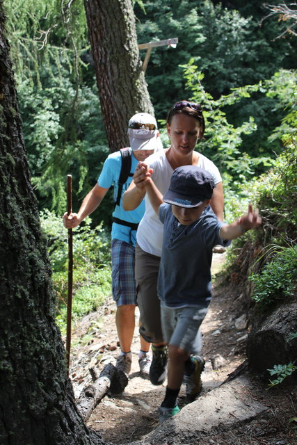Familie beim Wandern
