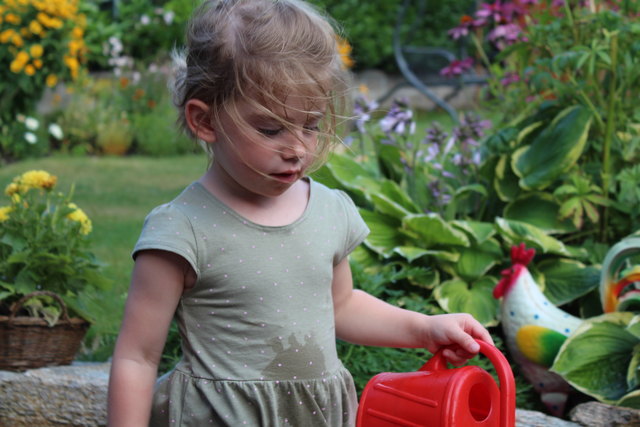 Valentina bei der Gartenarbeit