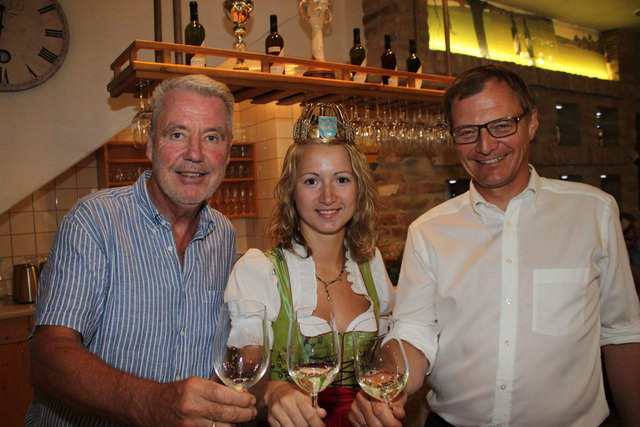 Die beiden Klubobmänner Thomas Stelzer (re.) und Klaus Schneeberger mit Weinkönigin Tanja.