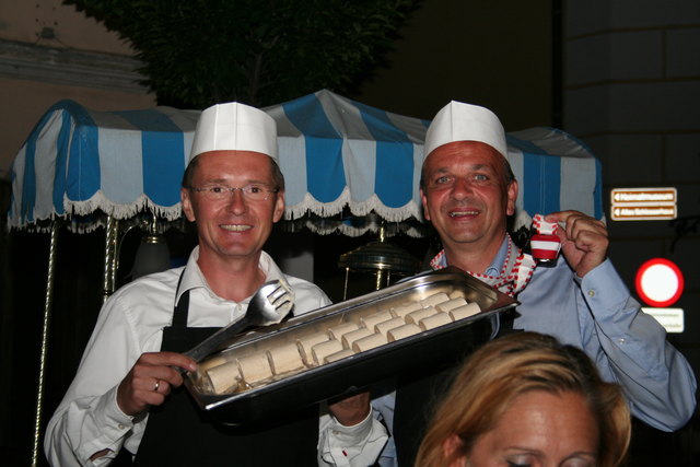 Servierten das Dessert persönlich als „Eismänner“: Flieger-Bräu-Chef Georg Loichtl und Genuss-Experte Andreas Hann