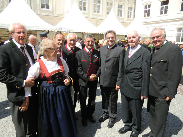 Helmut und Erna Hohenrainer, Adi Kerber, Landesleiter Bergrettung Kurt Nairz, Hartwig Singer , Landeshauptmann Günther Platter, Hugo Zotz, LAD-Stv. Dietmar Schennach