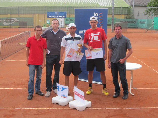 Sieger des Turniers: Valentin Palas (3. v. r.), Finalist: Fabian Gruber (2. v. r.).