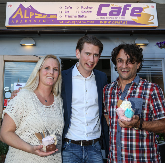 Kirsten und Celal mit Staatsekretär Sebastian Kurz.