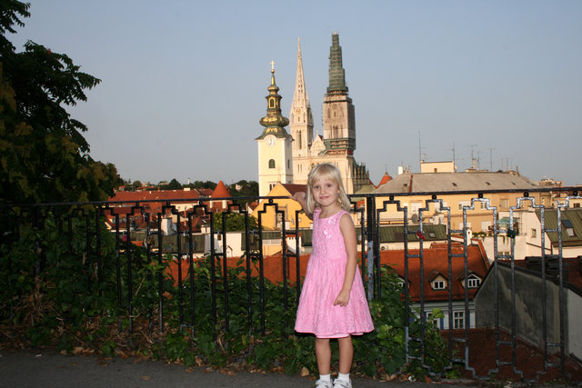 Claudia in der Altstadt von Zagreb, im Hintergrund die Kathedrale.