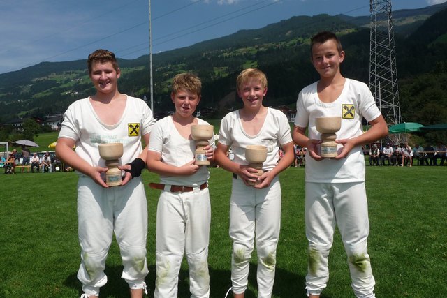 Die Union Matrei sicherte sich zwei Doppelsiege durch Emanuel Warscher, Elias Stadler, Lukas Mattersberger und Philip Holzer (v.l.) | Foto: Holzer