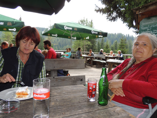 Bei der Ludlalm mit Anna Maria, links und ich