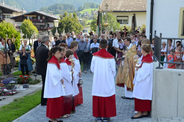 Pfarrer Rainer Hangler spendete dem neuen Friedhof den kirchlichen Segen.
