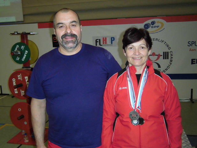 Die strahlende Vize-Europameisterin im Kraftdreikampf der Masters Elisabeth Keiml mit ihrem Betreuer und Trainer Leo Tichy.
