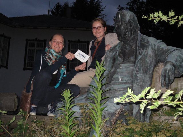 Manuela Panwinkler (l.) fand ihre Konzertkarten bei Adalbert Stifter.