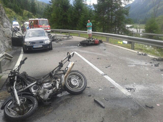 Durch den Unfall fingen drei Motorräder und ein Auto Feuer. Die FW Elmen musste anrücken um es zu löschen.