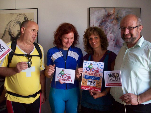 . links nach rechts
Ernst Gassner, Vorsitzender Vorstand Arge Weltläden, Innsbruck
Claudia Bartl, Weltladen Klagenfurt
Petra Maurer, Geschäftsführerin Weltladen Villach
Benno Karnel, Obmann Verein Weltladen Villach