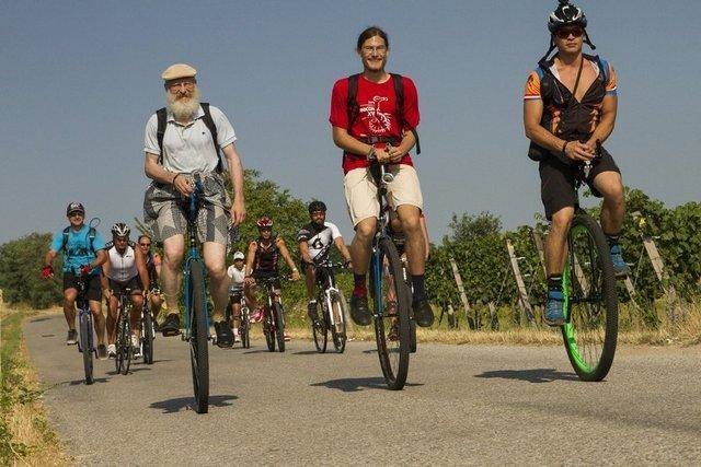 90 km um den See: 43 Sportler umrundeten heuer gemeinsam den Neusiedlersee, um Spenden zu sammeln. | Foto: One Wheel Dragons