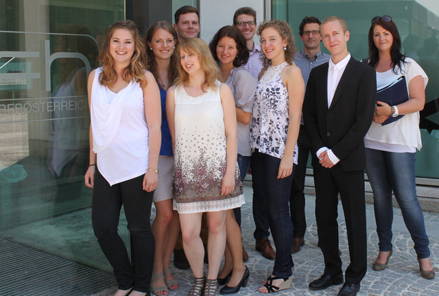 Das Projektteam mit Auftraggeber (v.l.n.r.): Theresa Höfer, Doris Schlechtl, Vera Stiftinger, Daniel Slupetzky, Marie Strauss, Mag. Christian Stadlmann (FH OÖ), Nikoletta Soumelidis, MMag. Thomas Meneder (CLM Greentech GmbH), Lukas Kalcher, Mag. Daniela Kofler (CLM Greentech GmbH)