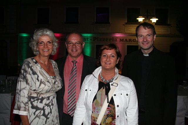 Genossen die regionalen Köstlichkeiten: Hildegard und Anton Schaup, Theresa Leitner, Provisor Josef Seeanner