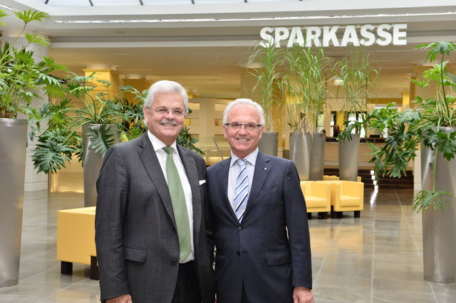 Alois Froschauer (Linz AG, l.) und Markus Limberger (r.). | Foto: Sparkasse OÖ