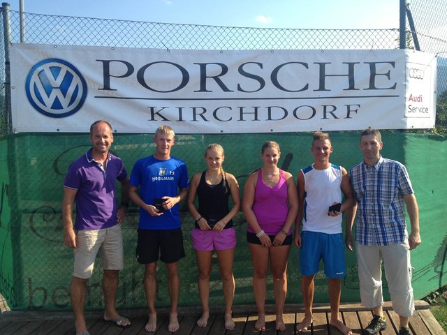 Sieger Mixed: Franz Prieler (Porsche Kirchdorf), Sieger Georg Lindinger (Kirchdorf) und Rosalie Rothauer (Bad Ischl), 2. Platzierte Laura und Benjamin Gebeshuber, TCK-Obmann Thomas Neuwirth