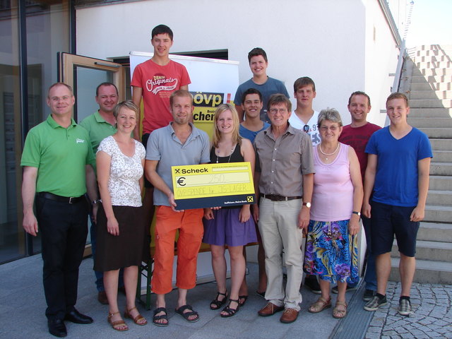 3. v. l. ÖVP-Gemeindeparteiobmann Christoph Lambert Mayr, Katrin Mallinger von der Katholischen Jungschar (4. v. l.), und ÖVP-Vizebürgermeister Hans-Peter Roider (5. v. l.) bei der Scheckübergabe.