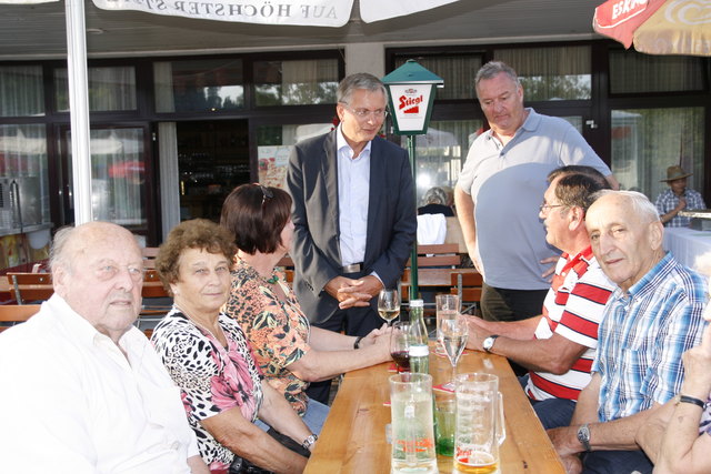 Bundesminister Alois Stöger beim Rottenegger Dorffest in Begleitung von SP-Obmann Karl Luckeneder.