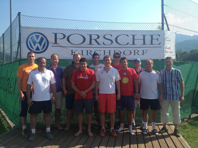 Sieger und Finalisten: Franz Prieler (Porsche Kirchdorf) und Thomas Neuwirth (Obmann TC Spk. Kirchdorf) mit den Siegern und Finalisten des Porsche Kirchdorf Doppel 2013