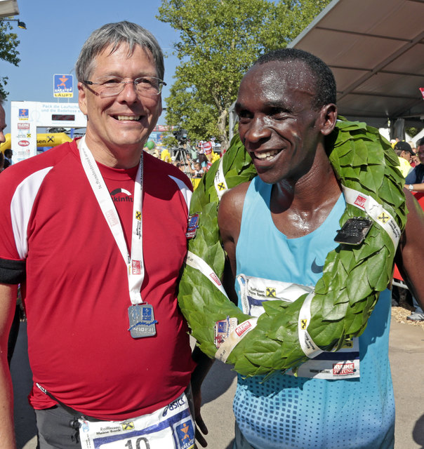 Landeshauptmann Peter Kaiser lief selbst den Viertelmarathon udn gratulierte im Ziel dem Sieger Eliud Kipchoge aus Kenia.