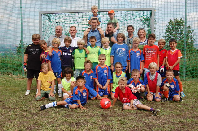 Die Fußballmannschaften sind komplett. Zur Eröffnung kamen StR Holger Herrbrüggen, GR Leopold Spitzbart, StR Roland Honeder mit Sohn, GR Leopold Kerbl mit Sohn, Ludwig Mayr und StR Maresi Eder | Foto: Zippel