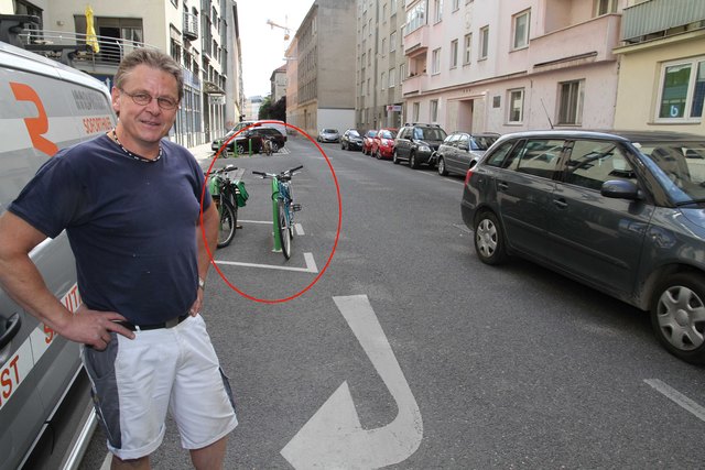 Autofahrer Gerhard Jetzik vor dem neuen Radständer in der Barichgasse.