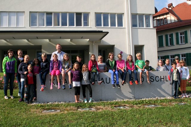 Ebenseer Kinder besuchten das LKH Bad Ischl − der Kaufmänische Direktor Georg Stögner führte die Buben und Mädchen durch das Spital.