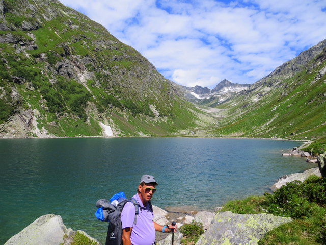 Der Dorfersee umgeben von Felsen