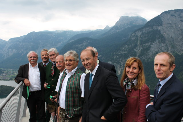 (v.l.) Landeshauptmannstellvertreter Josef Ackerl, Bürgermeister Alexander Scheutz, Vorsitzender des Aufsichtsrates der Salinen AG Hannes Androsch, Erhard Kargel, Abgeordneter zum Landtag, Bürgermeister Anton Hüttmayr, Vorstandsvorsitzender der Salinen AG Stefan Maix, Geschäftsführerin REGIS Rosa Wimmer und Vorstand der Salinen AG Thomas Seidl