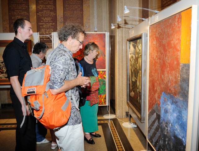 Besucher der Ausstellung vor den Werken