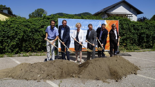 Die Judendorferin steht ihren Mann: Hier beim Spatenstich für die Fernwärmeversorgung bei der Firma Sappi.