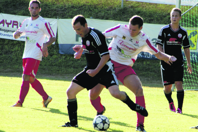 Bad Zells Routinier Christian Ebner (dunkles Trikot, links) musste gegen Union Pregartens Florian Steininger (helles Trikot) eine knappe Niederlage einstecken.
