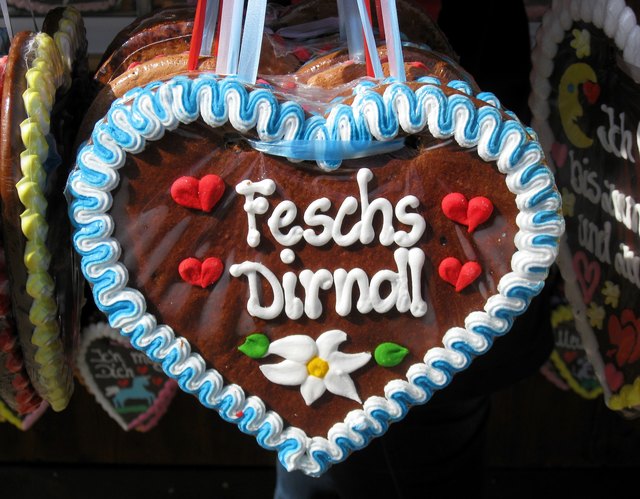Wenn das Leder wieder weich ist, steht nichts mehr im Weg, um dem Dirndl Gesellschaft zu leisten.