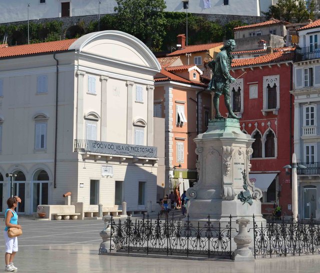 Ex Tempore Piran: die Stadtgalerie (links) am Tartiniplatz