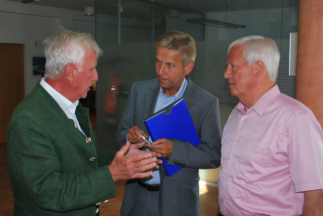 Dr. Franz Hofmaninger (1.v.li., Inhaber HF-Industrie-Montagen) informierte Dr. Reinhold Lopatka (Mitte) und NR Jakob Auer (1.v.re.) über Anliegen österreichischer Unternehmen mit starkem Auslandsbezug.