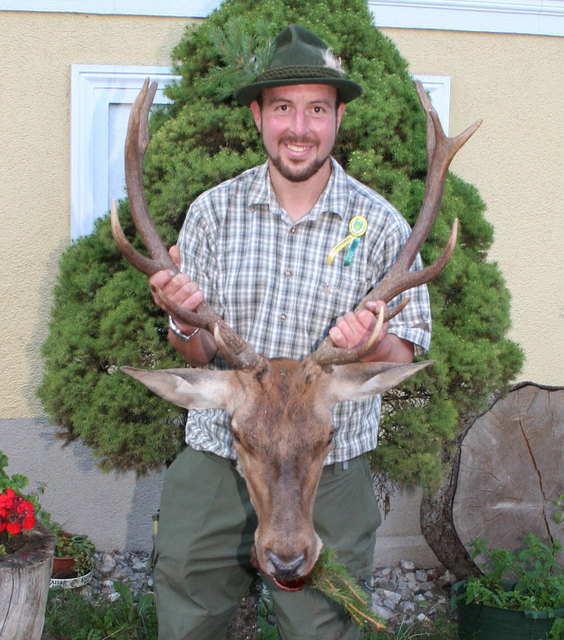 Einen "ungeraden Kronen-Zwölfender" erlegte Jäger Markus Gonaus aus Schwarzenbach an der Pielach.